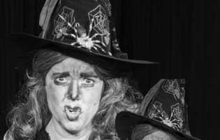 Annete Lenkardt spielt die Hexe Gingema, einen fliegenden Affen, den Fluss und eine Mohnblume