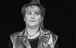 Sylvia Stellmach spielt die Bäuerin, Faranta und eine Mohnblume